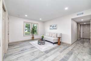 2739 Notre Dame Ave (8)
