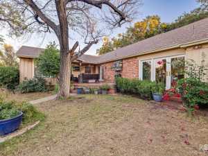 2402 Live Oak St (34)