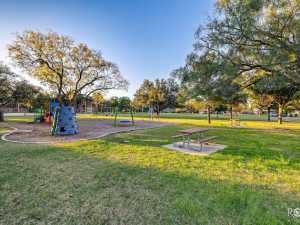 2402 Live Oak St (36)