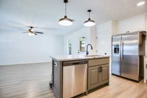 909 E 39th St (11)