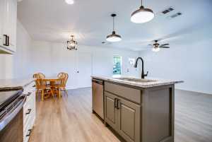 909 E 39th St (13)