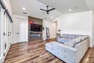 726 W Ave I (10)