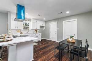 410 S Van Buren St (10)