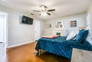 718 E 45th St (17)