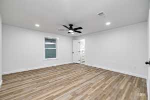 935 E 40th St (17)