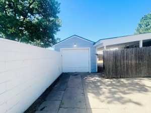 2001 San Antonio St (3)