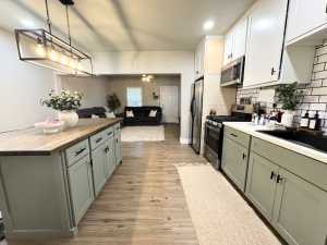 411 N Bishop St (8)
